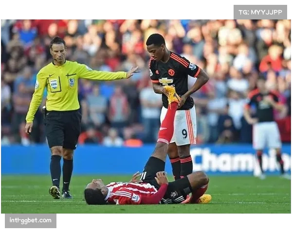 瞬间聚焦：蒙扎后卫抽筋倒地，对方主动将球踢出边线